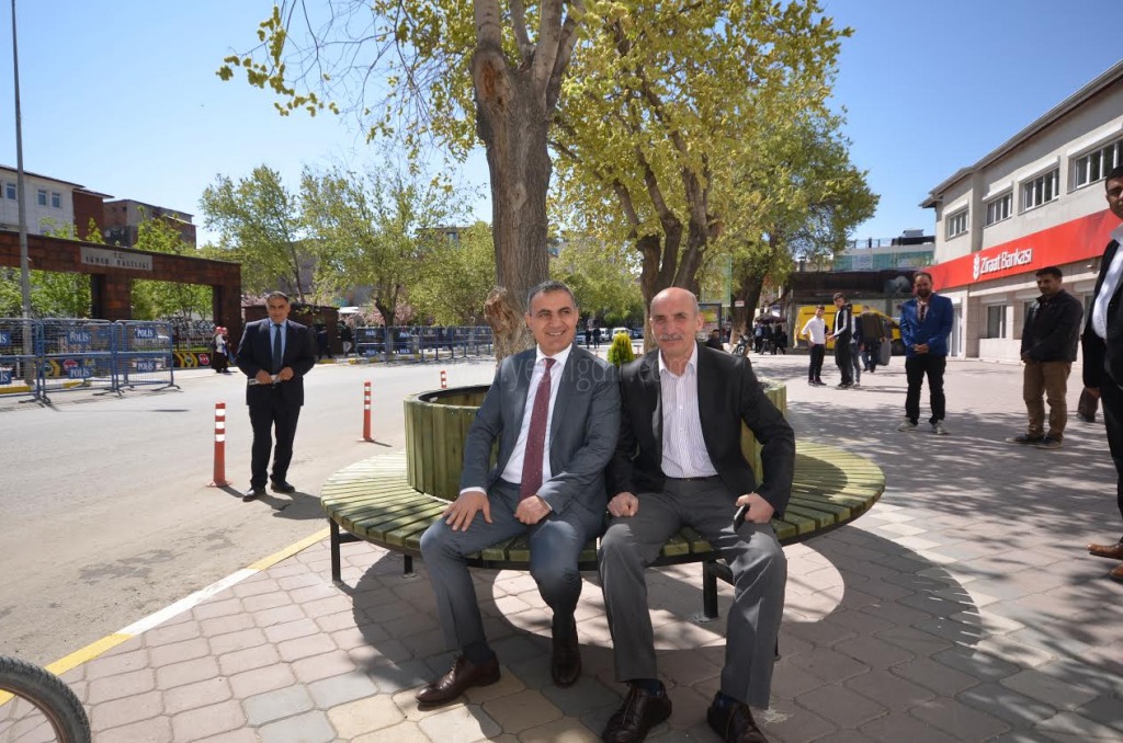 IĞDIR BELEDİYESİNİN YERLEŞTİRDİĞİ OVAL BANKLAR TAKDİRLE KARŞILANDI