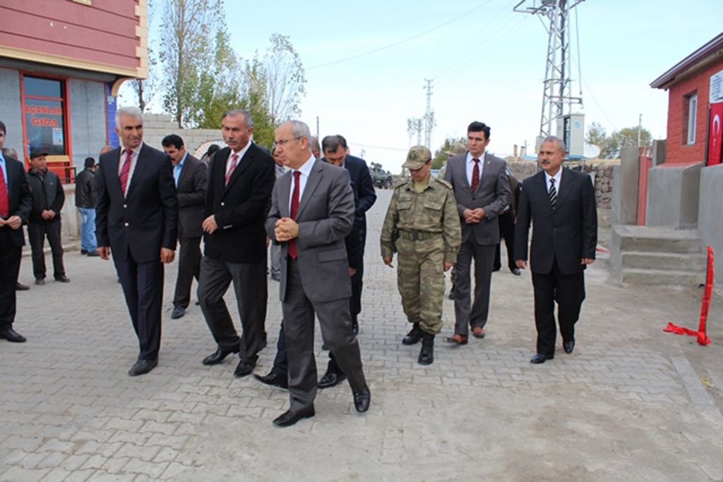 Vali Davut Haner Aşağı Çarıkçı Köyünde İncelemelerde Bulundu