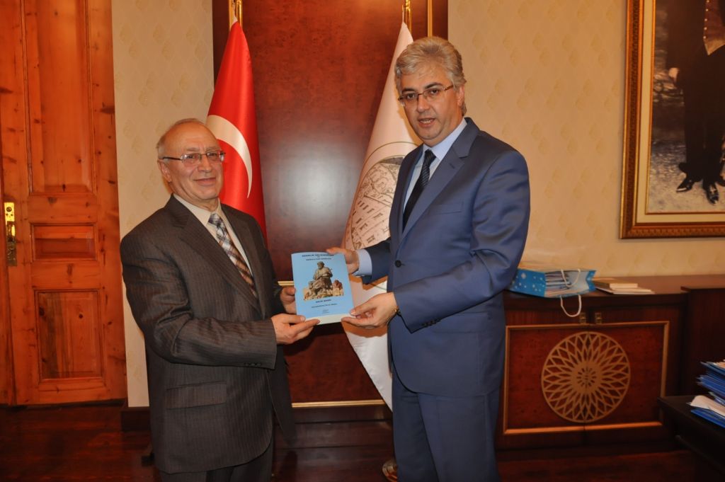 Şahin Son Kitabı Vali Tepe'ye Hediye Etti