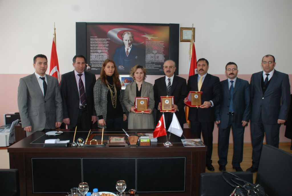 Fen Lisesinden İş Adamlarına ve Baş Konsolosa Plaket
