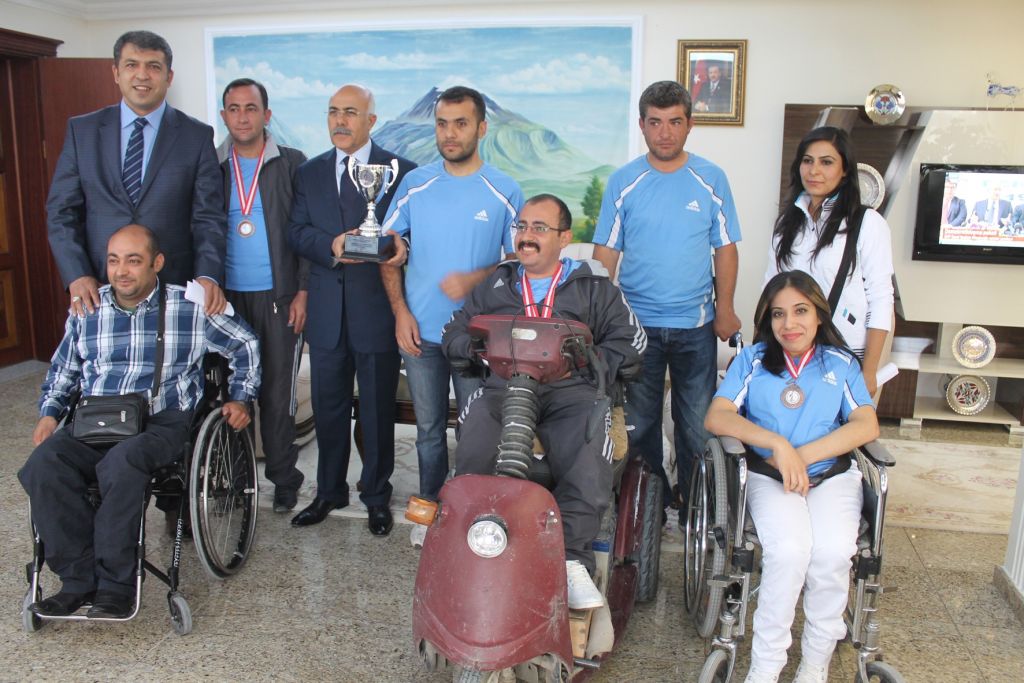 Yeşil Iğdır Engelliler Derneği Sporcuları Vali Ahmet Pek'i Makamında Ziyaret Etti