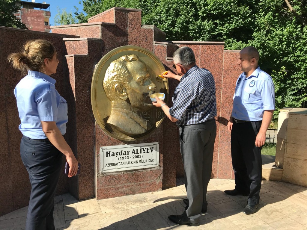 HAYDAR ALİYEV HAYRANI MÜDÜR