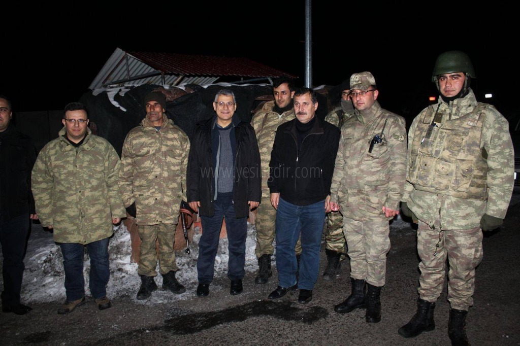 VALİ ALPMANDAN YENİ YILI GÖREV BAŞINDA GİREN ASKERKORUCU VE POLİSE MORAL ZİYARETİ