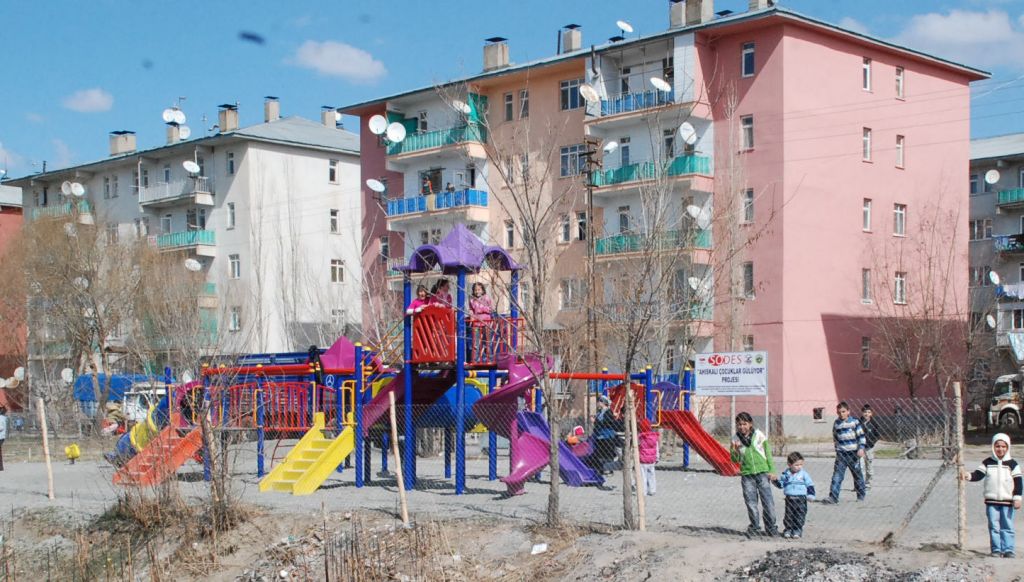 Evleri Var Ama Satamıyorlar