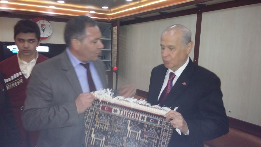 BDM Mhp Genel Başkanı Bahçeliye Turan Yazılı Halı İpek Hediye Etti