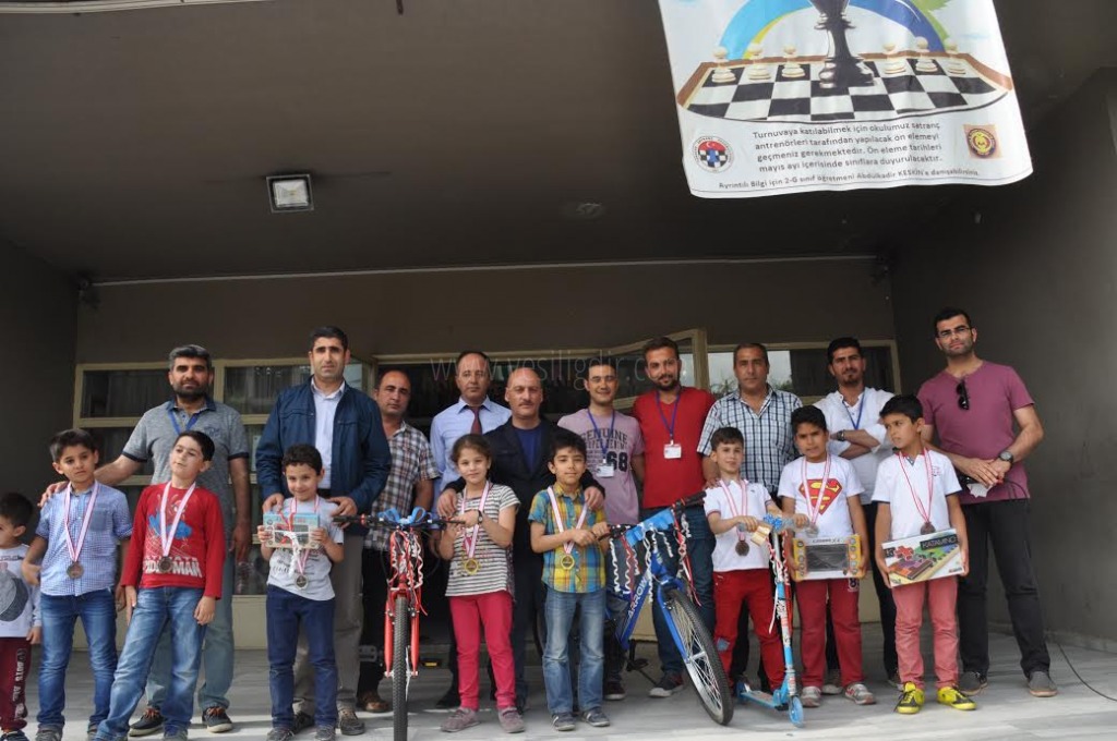HÜSNÜ MÖZYEĞİN İLKOKULUNDA 2GELENEKSEL ÖDÜLLÜ SATRANÇ TURNUVASI HEYECANI YAŞANDI