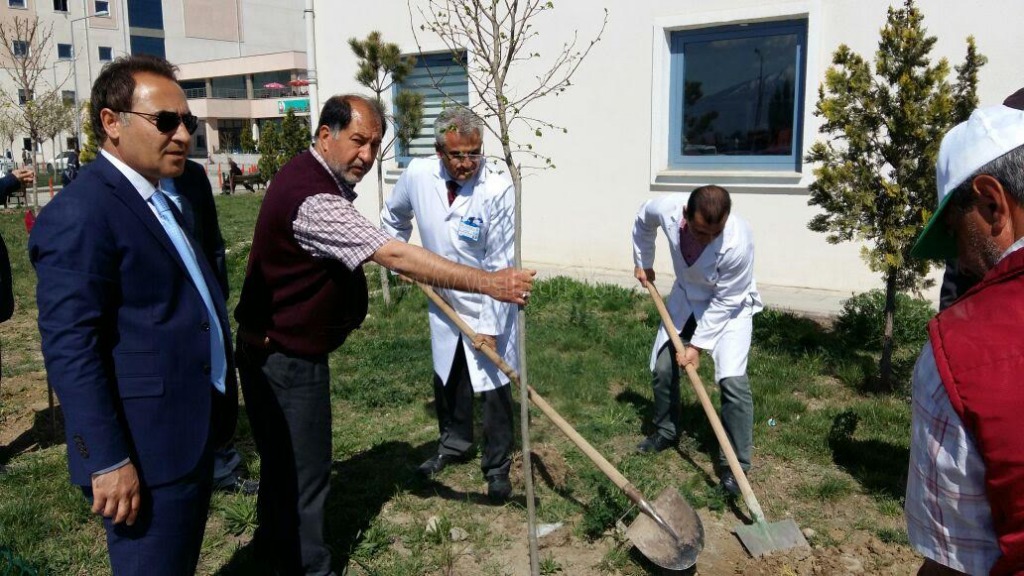 IĞDIR DEVLET HASTANESİ BAHÇESİNDE AĞAÇLANDIRMA ÇALIŞMALARI YAPILDI