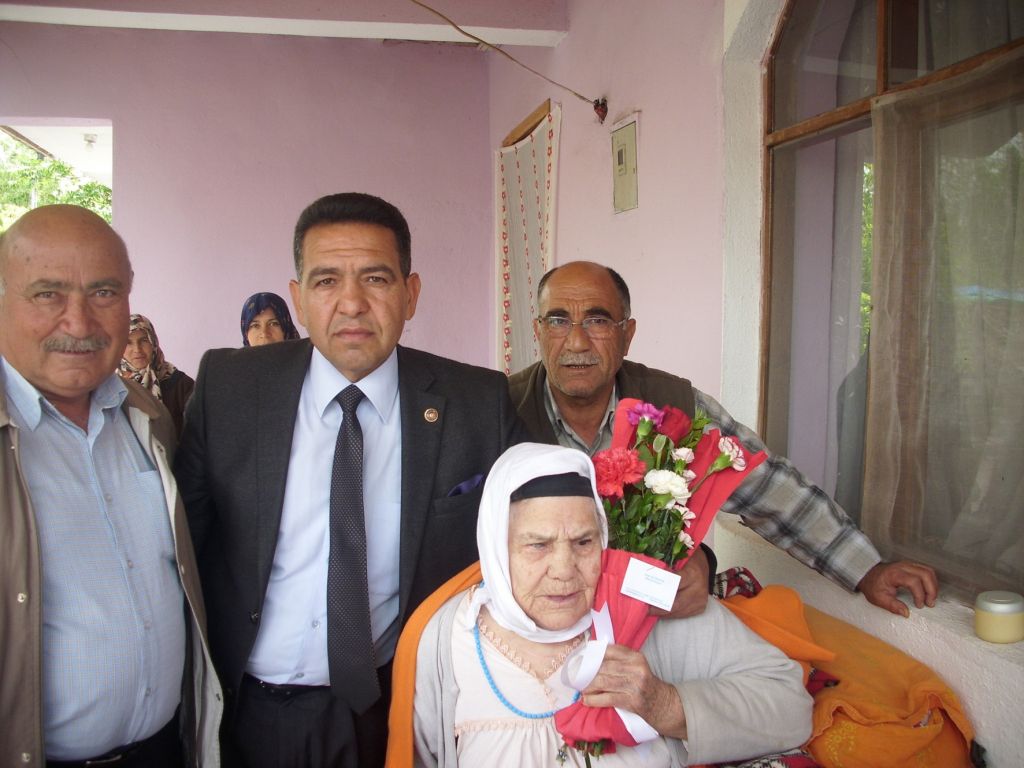 En yaşlı annelere sürpriz ziyaret