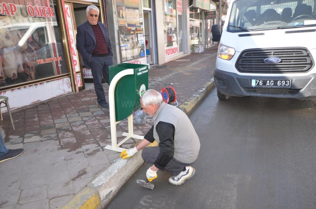 KALDIRIMLARA ÇÖP KUTULARI YERLEŞTİRİLİYOR