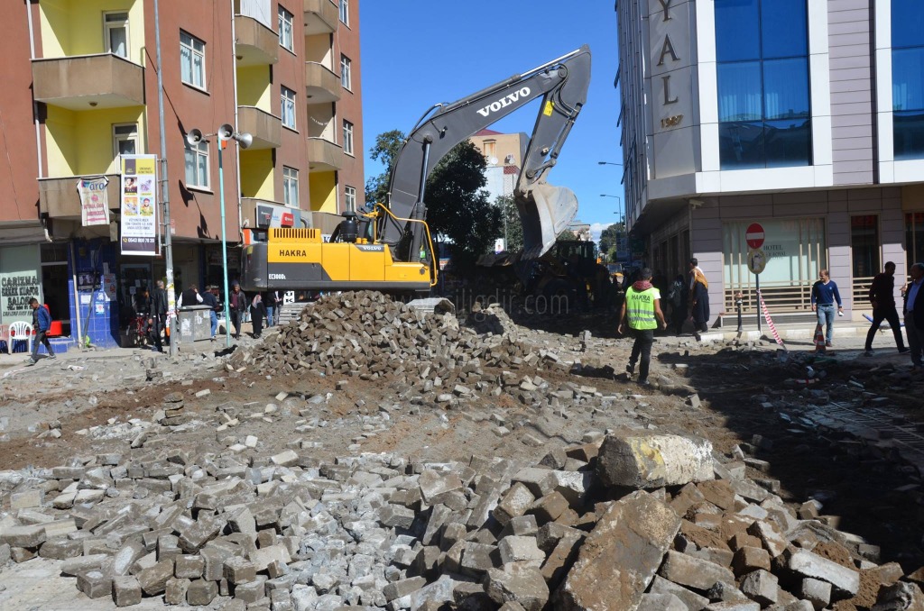 Iğdır Belediyesi Yol Söküm Çalışmaları Devam Ediyor