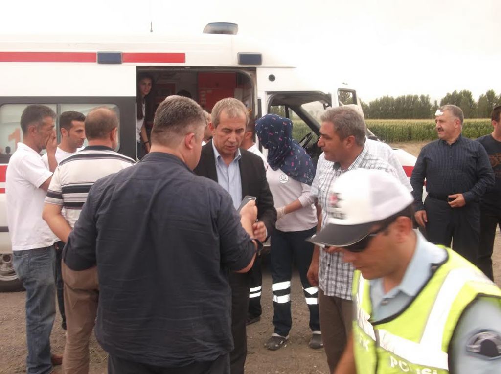 Trafik Kazası 8 Yaralı Kars Milletvekilleri Hafif Yaralandı