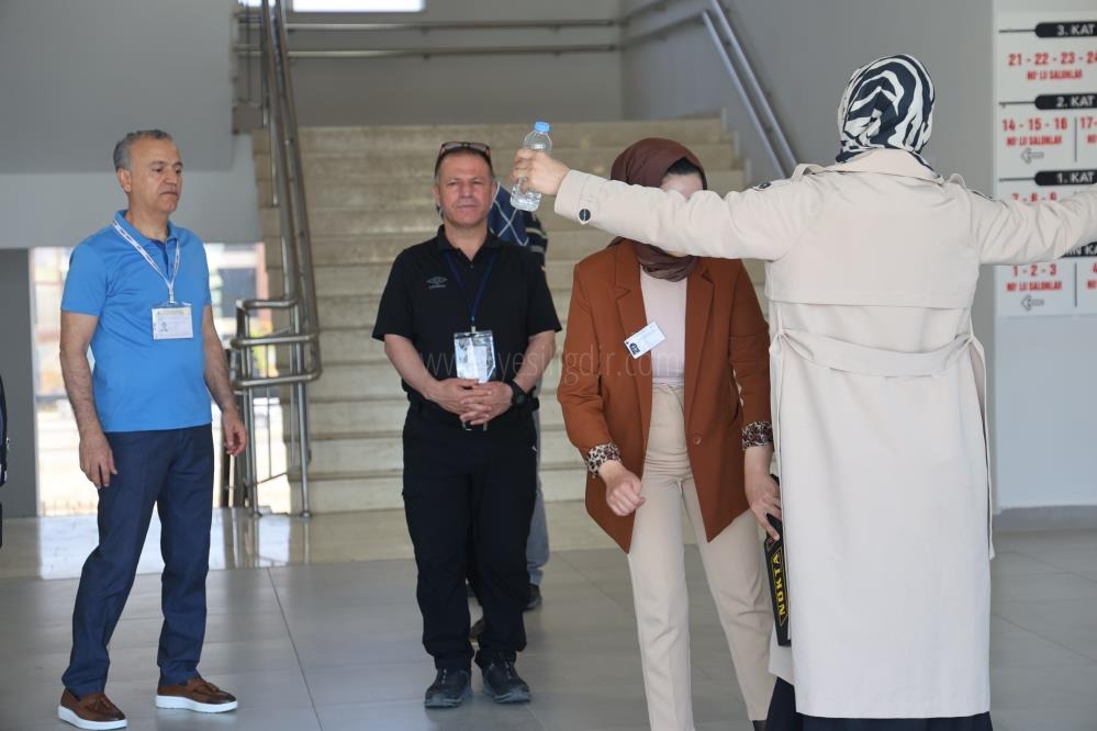 Bu okulda TYTye girenler 40 yaşında geç kalanların heyecanı güldürdü