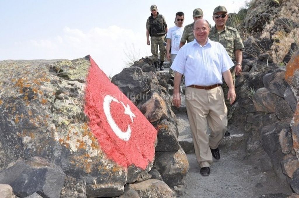 Vali Çiçek Sınır Karakollarında İncelemelerde Bulundu