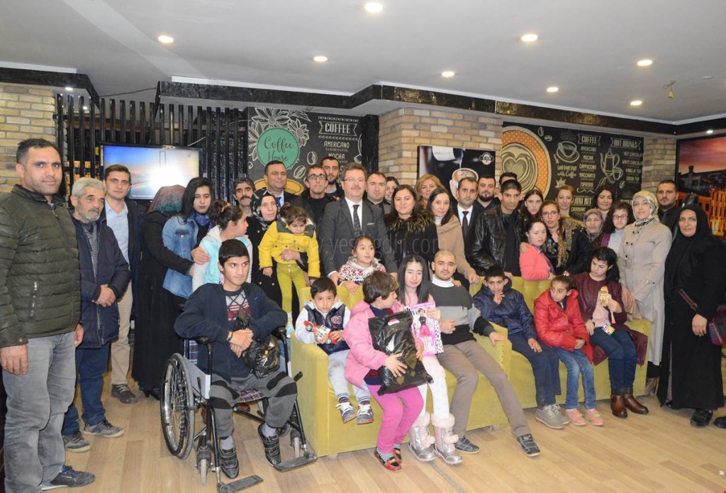 VALİ ÜNLÜ ÇOCUKLARLA BİR ARAYA GELDİ
