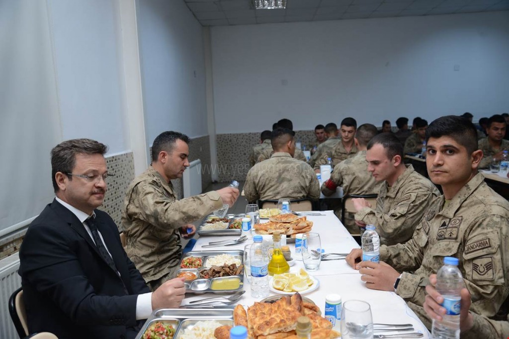 VALİ ÜNLÜ ASKERLERLE İFTAR YAPTI