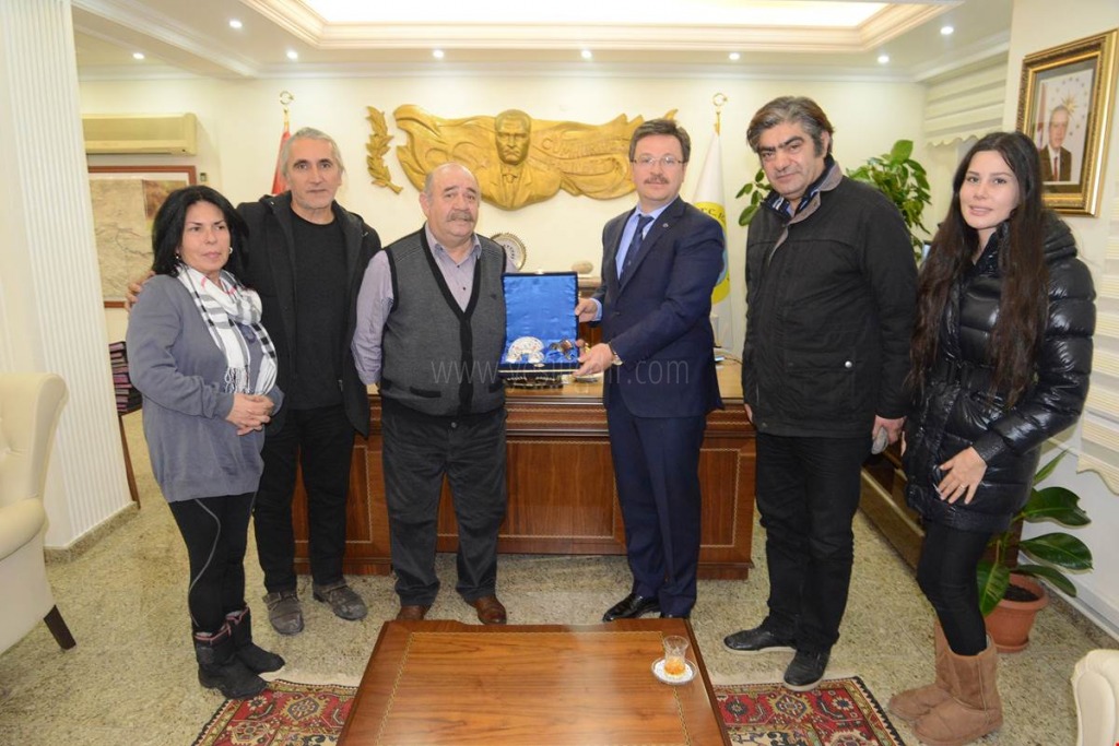 VALİ ÜNLÜ TİYATRO SANATÇILARINI VE MİSAFİRLERİNİ MAKAMINDA KABUL ETTİ