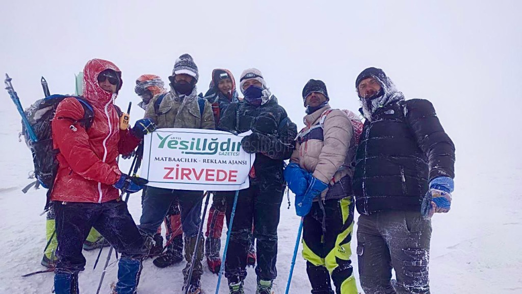 ZİRVEDEKİ YEŞİL IĞDIRI ZİRVEYE TAŞIDILAR