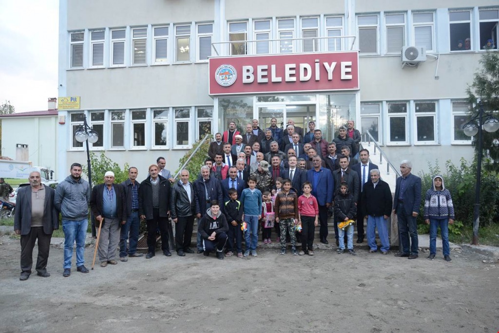 VALİ ENVER ÜNLÜ HALFELİ BELEDİYESİNİ ZİYARET EDİP VATANDAŞLARLA BİR ARAYA GELDİ