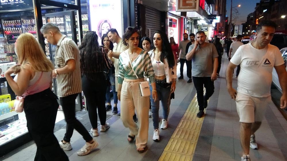 İranlı turistler Van'da gönüllerince eğleniyor