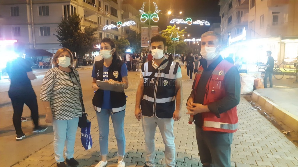 POLİS VE SAĞLIKÇILAR MASKE DENETİMİ YAPIYOR
