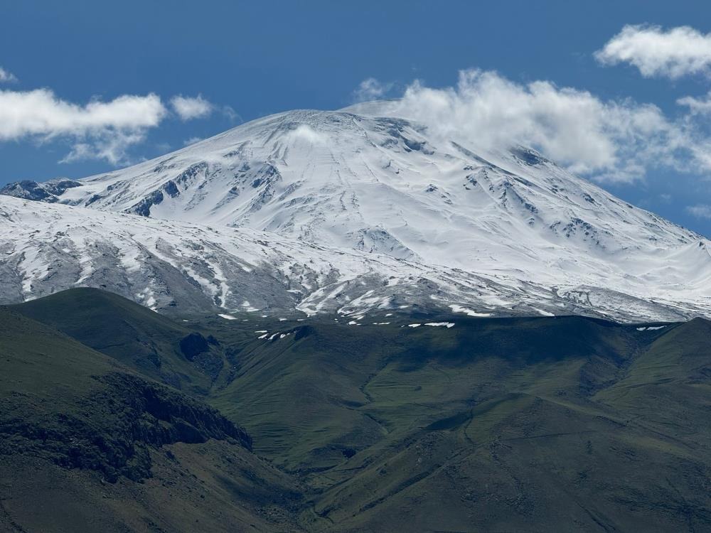 Mayıs ayında Ağrı Dağına kar yağdı