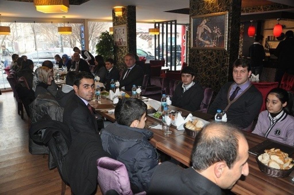 Aralık Kaymakamı Ersöz Başarılı Öğrencilrle Yemekte Buluştu