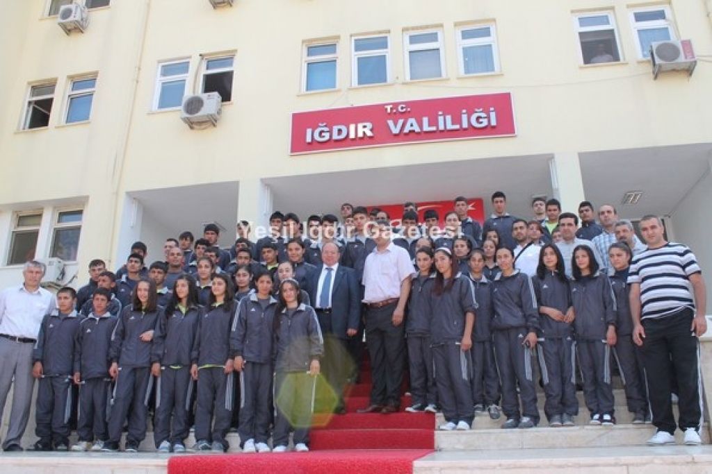 Vali Çiçek Sporcuları Uğurladı