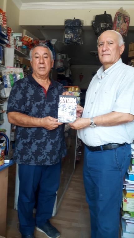 SERDAR ÜNSAL SOYKIRIM KİTABINI SELCUK ÖNALA HEDİYE ETTİ