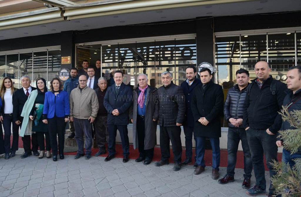 VALİ ÜNLÜ GAZETECİLERLE BİR ARAYA GELDİ