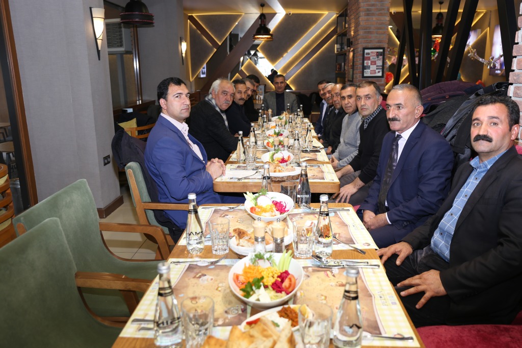 BAŞKAN YİKİT MUHTARLAR İLE YEMEKTE BİR ARAYA GELDİ