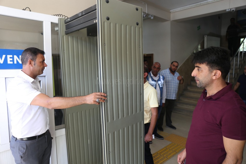 Belediye Hizmet Binamızın Girişindeki X-Ray Cihazı Eş Başkanların Talimatı İle Söktürüldü