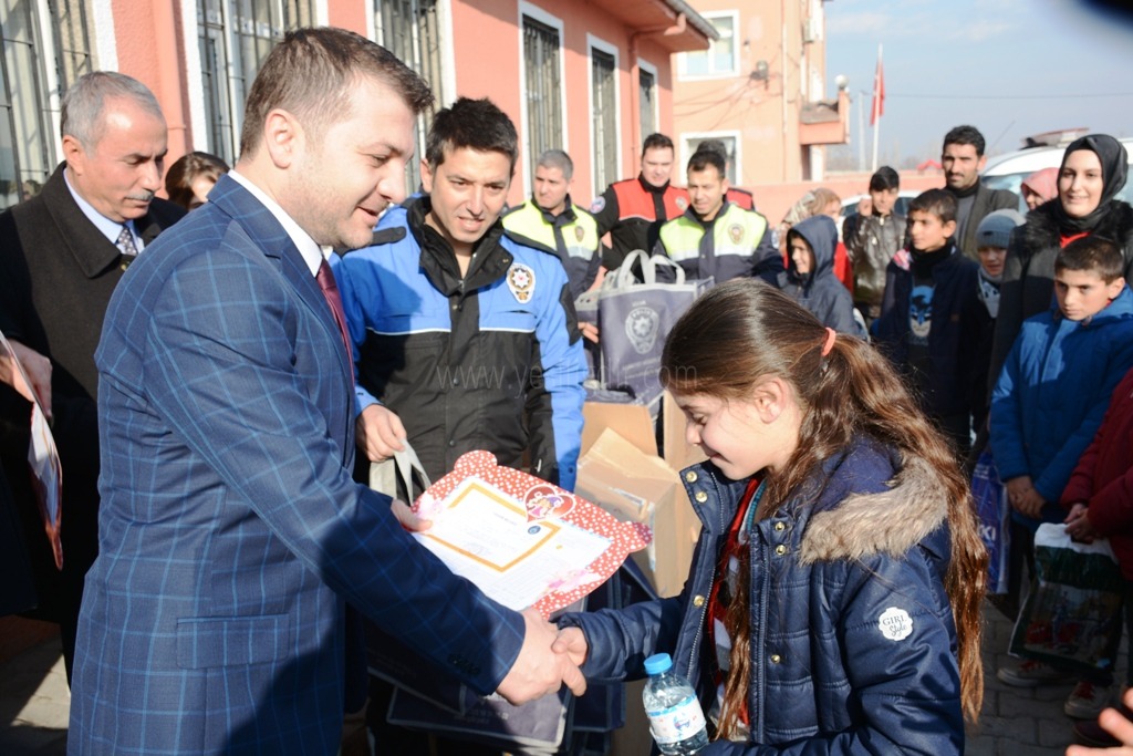 EMNİYET MÜDÜRLÜĞÜNDEN ÇOCUKLARA KARNE HEDİYESİ