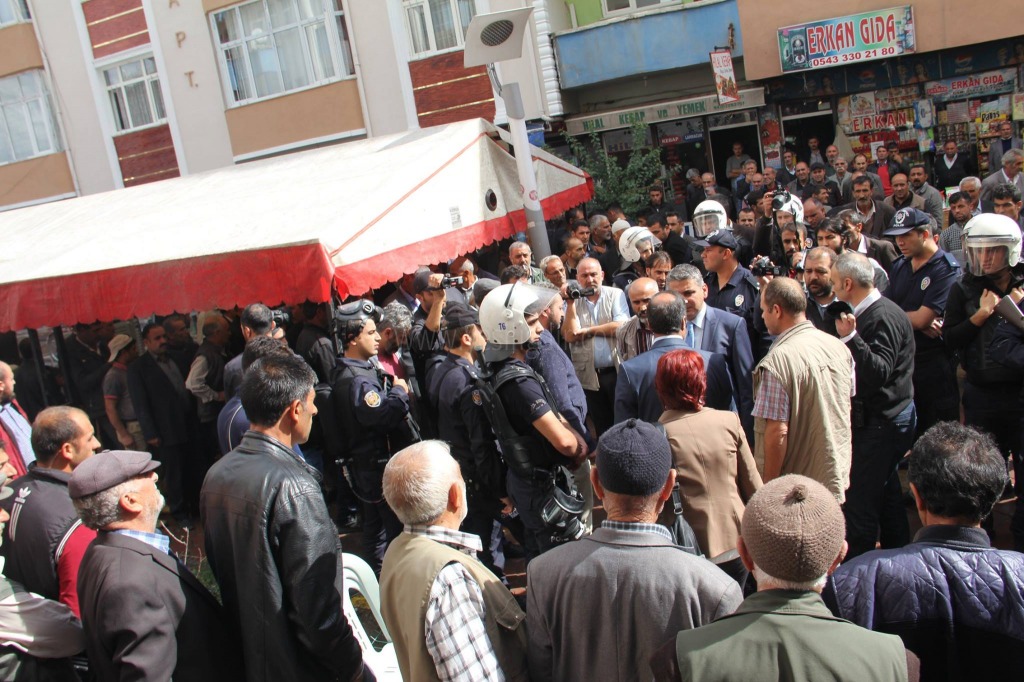 Özerklik paneline polis engeli