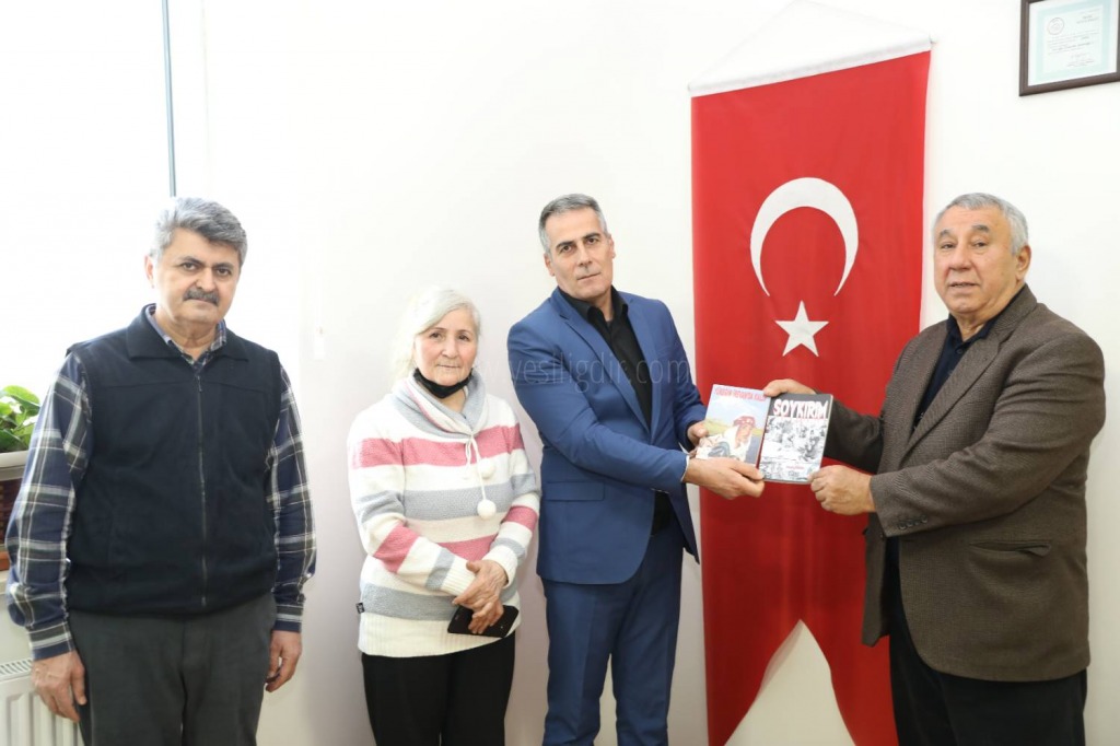 Gazeteci Adilgiz ve Ünsaldan Üniversitemize Kitap Bağışı