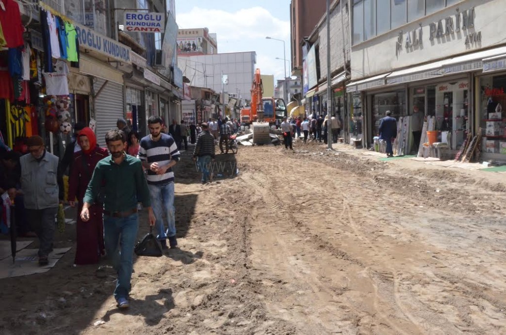 Yol Yapım Çalışmaları Cumhuriyet Caddesinde Devam Ediyor