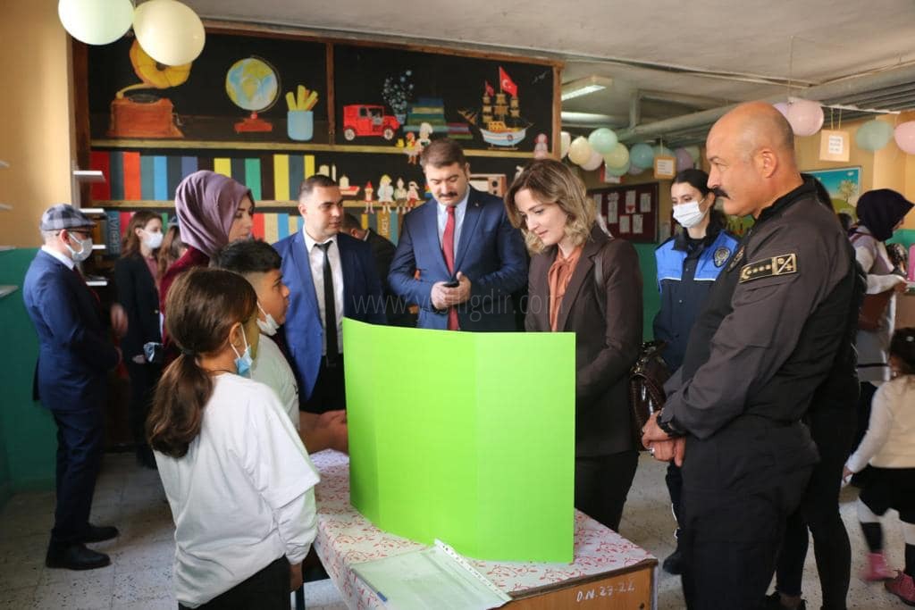 Halfeli İMKB Ortaokulu Bilim Fuarı düzenledi