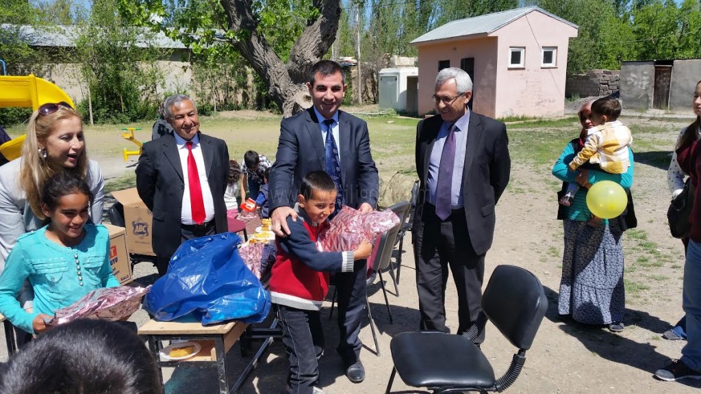 Bir Tebessüm Armağan Et projesi kapsamında Öğrencilere Hediyeler Dağıtıldı