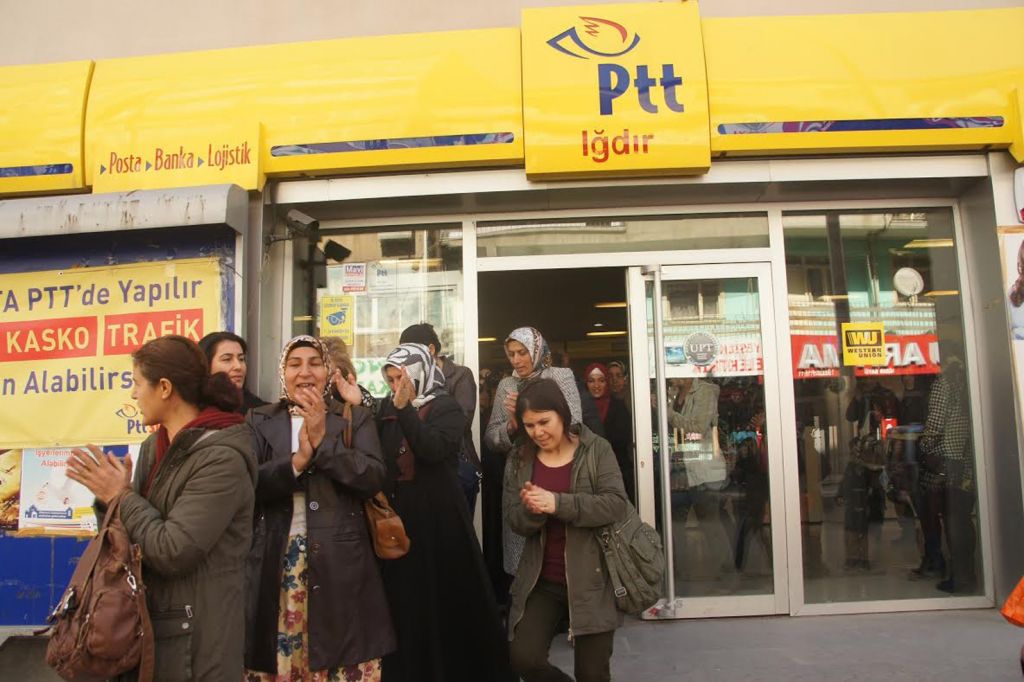 Kadın tutsaklara kart gönderildi