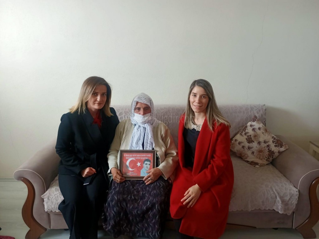 Hatice Sarıibrahim Şehit Deniz Er Soner Göğcenin Ailesini Ziyaret Etti