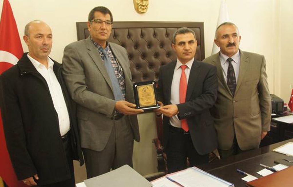 Eş Başkan Murat Yikite Plaket