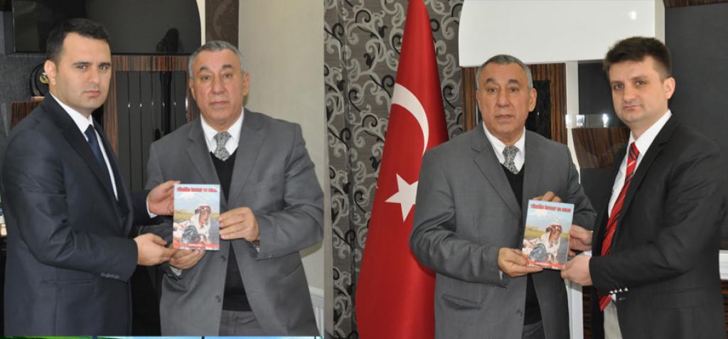 Serdar Ünsal Yüreğim İrevanda Kaldı Romanını Vali Yardımcılarına Hediye Etti