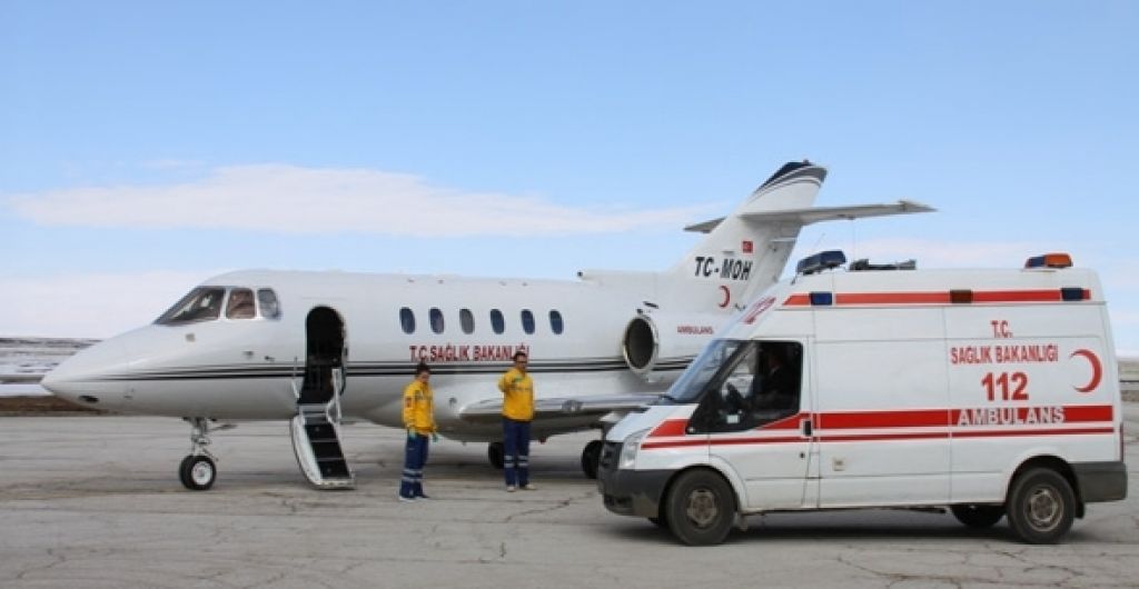 Zehirlenen babanın umudu uçak ambulans oldu