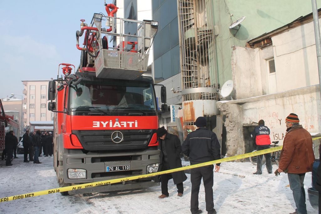 Binada Gaz Sıkışmasından Dolayı Patlama Meydana Geldi