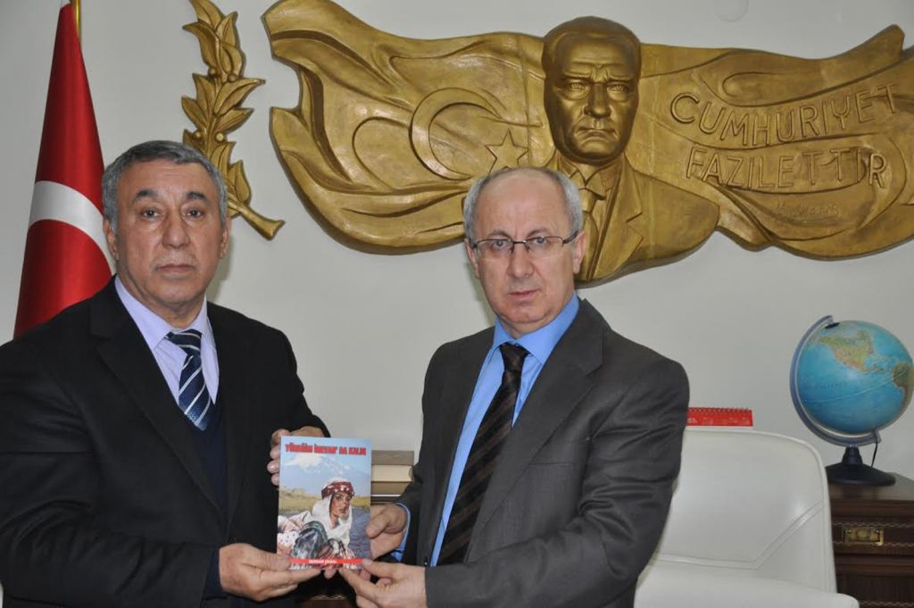 Serdar Ünsal Yüreğim İrevanda Kaldı Romanını Vali Davut Hanere Hediye Etti