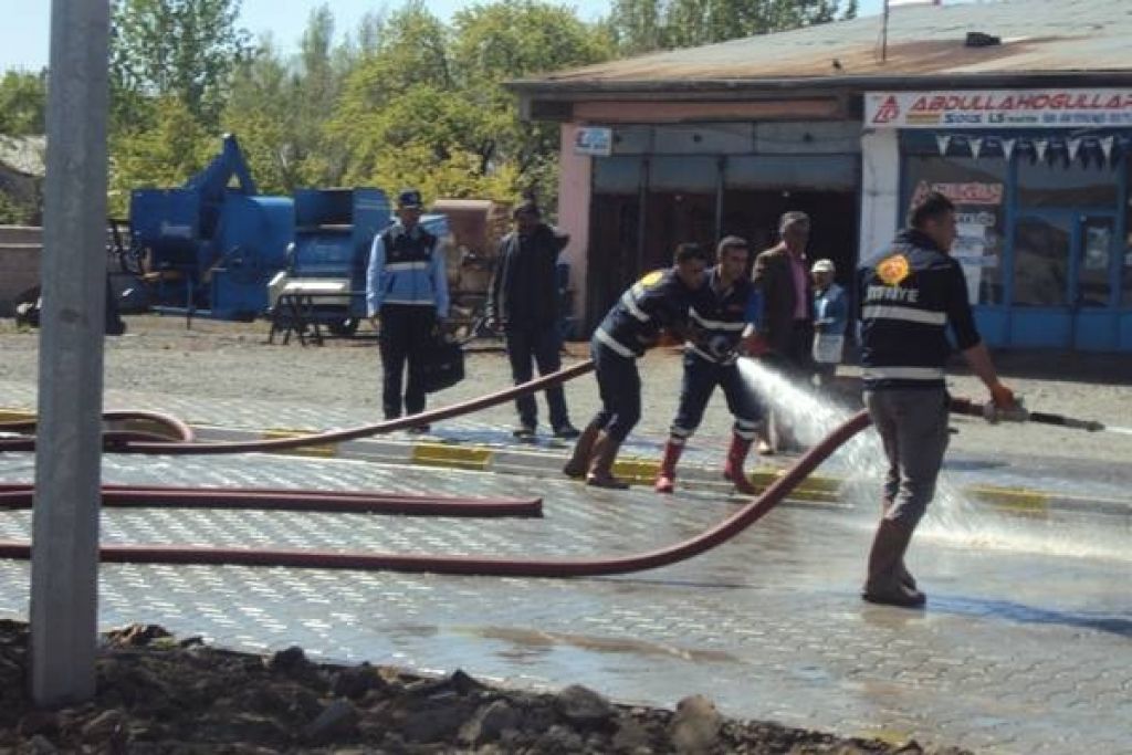 Tuzluca Belediyesi İtfaiye Ekipleri Yol Ve Kaldırımları Yıkadı