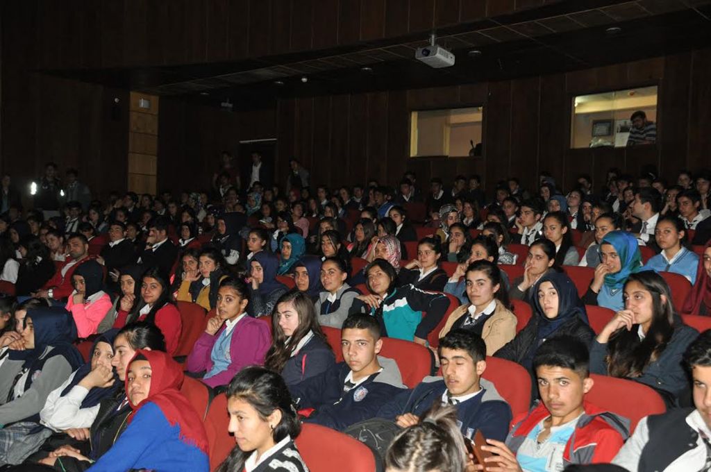 Iğdırda Pembe Aslında Siyahtır İsimli Tiyatro Sergilendi