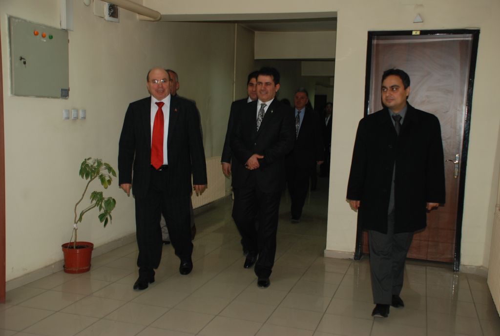 Vali Çiçek Kurumların 2011 Yılı Faaliyet Raporlarını Almaya Devam Ediyor