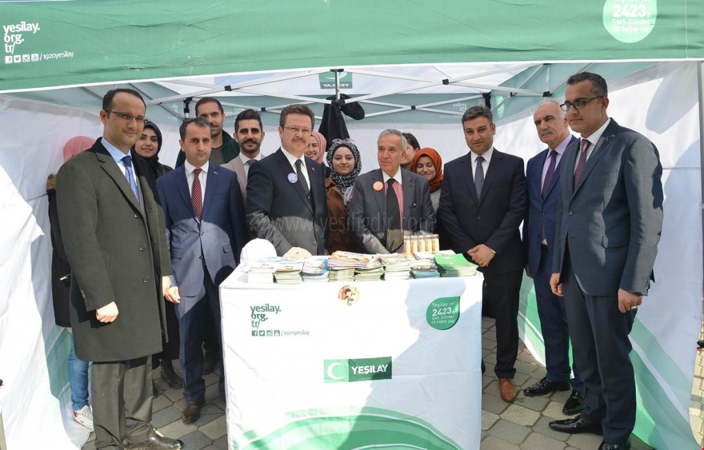 VALİ ENVER ÜNLÜ YEŞİLAY STANDINI ZİYARET ETTİ