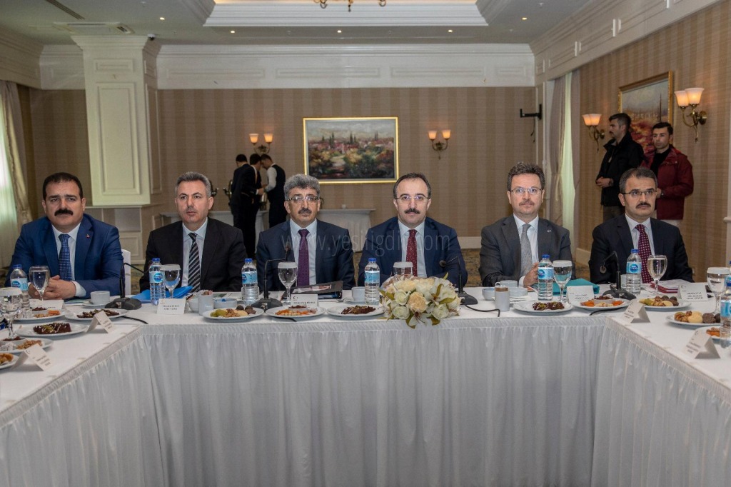 Vali Ünlü Van'da Kontrolsüz Göç Konulu Toplantıya Katıldı