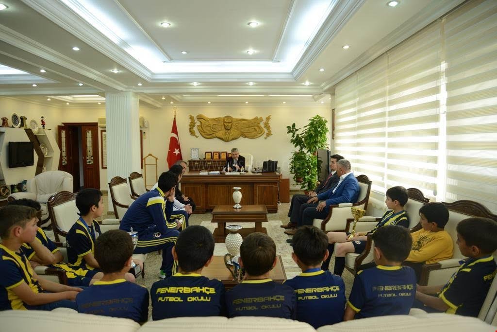 TÜRKİYE ŞAMPİYONASINA KATILACAK MİNİKLER FUTBOL TAKIMI VALİ ALPMAN'I ZİYARET ETTİ